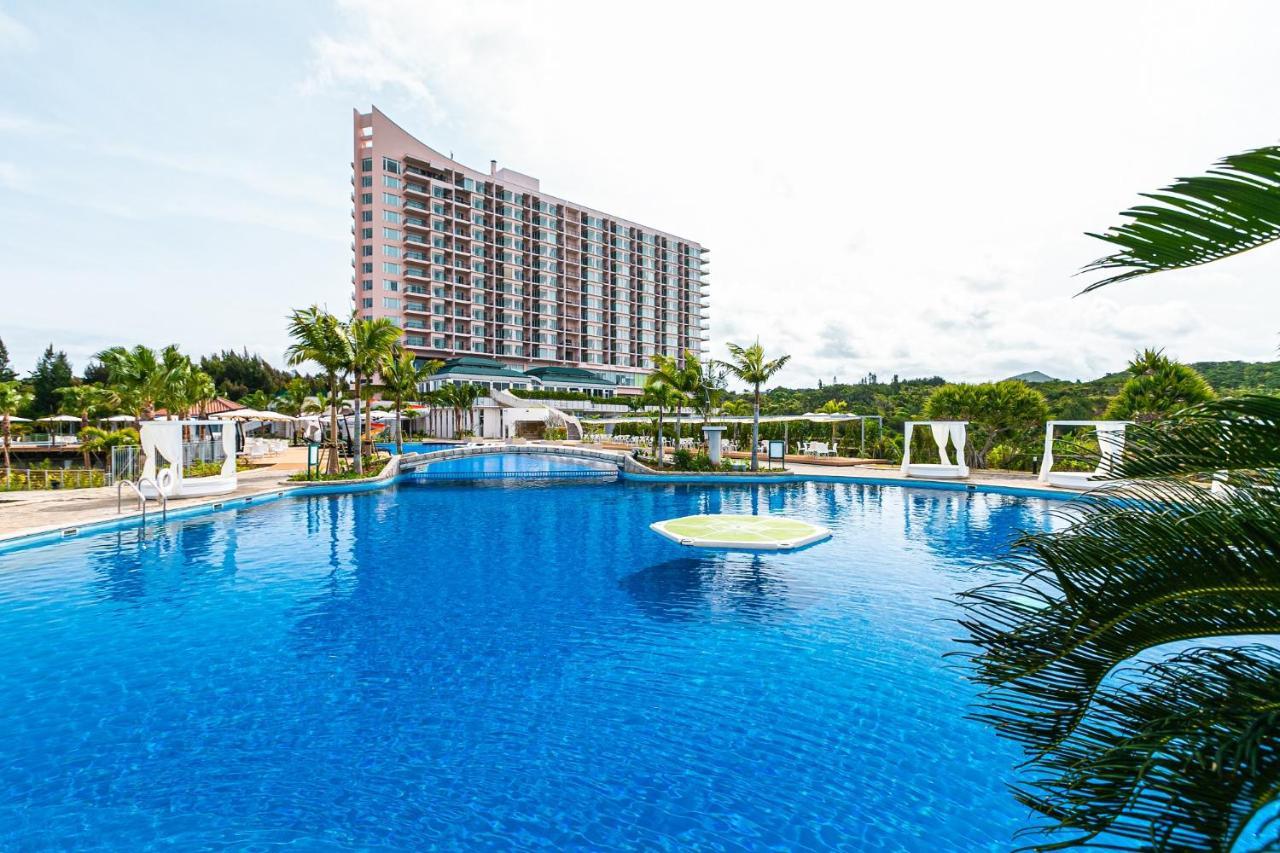 Oriental Hotel Okinawa Resort & Spa Nago Eksteriør bilde The swimming pool at the resort