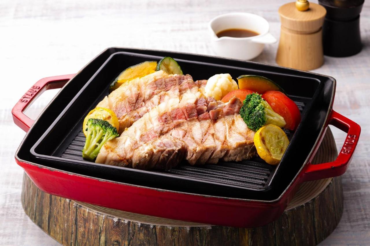 Oriental Hotel Okinawa Resort & Spa Nago Eksteriør bilde A cast iron grill pan