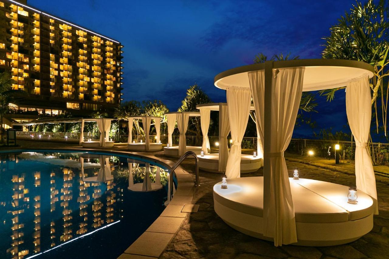 Oriental Hotel Okinawa Resort & Spa Nago Eksteriør bilde The pool at the Royal Garden Villas