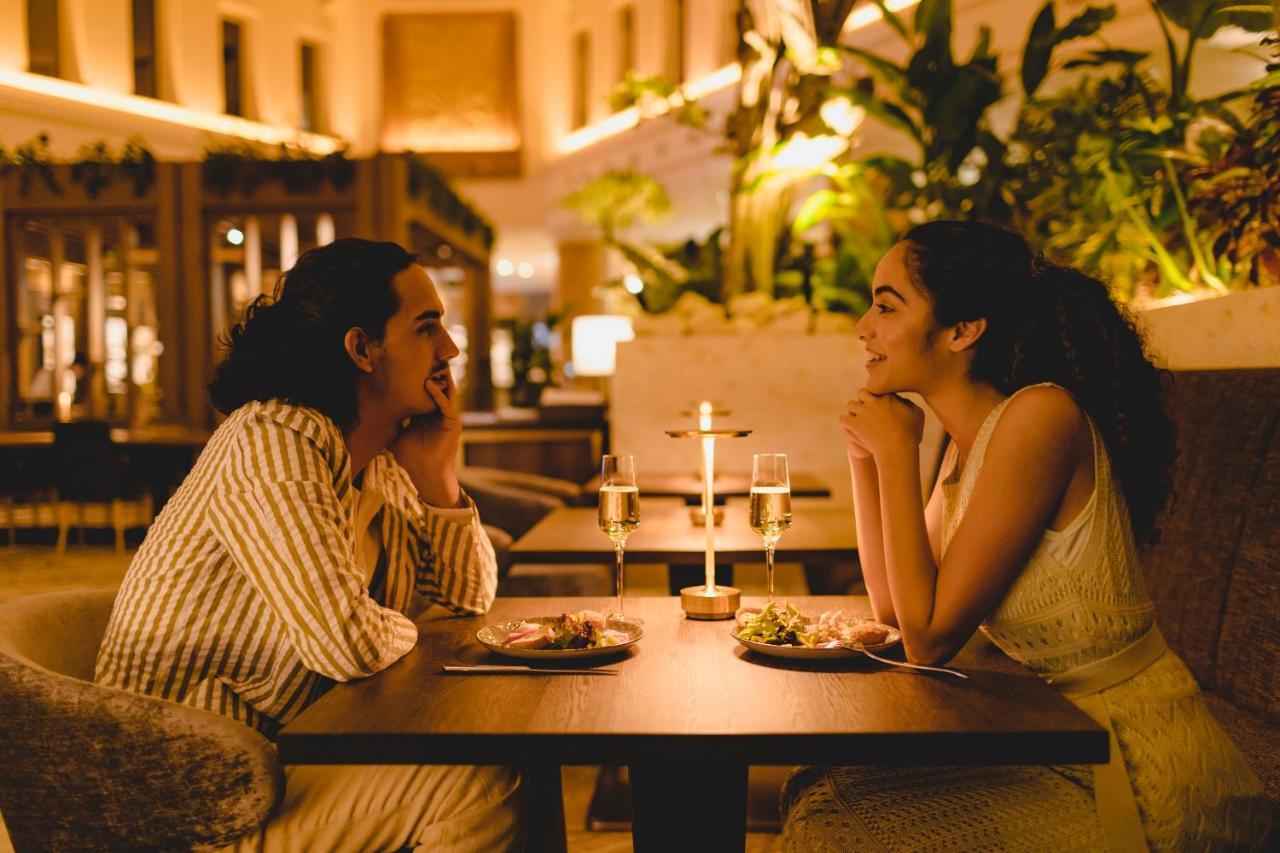 Oriental Hotel Okinawa Resort & Spa Nago Eksteriør bilde A couple on a date