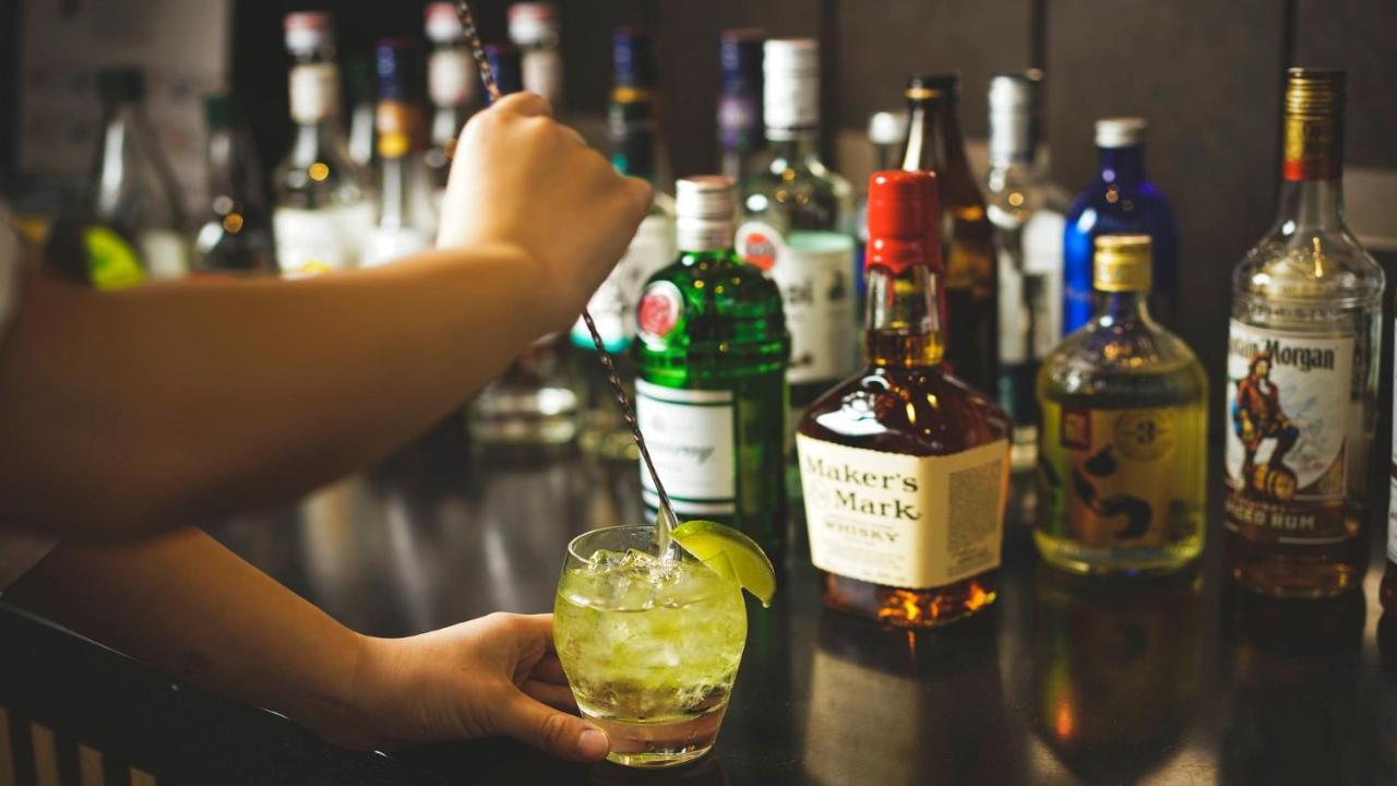 Oriental Hotel Okinawa Resort & Spa Nago Eksteriør bilde A bartender preparing a cocktail