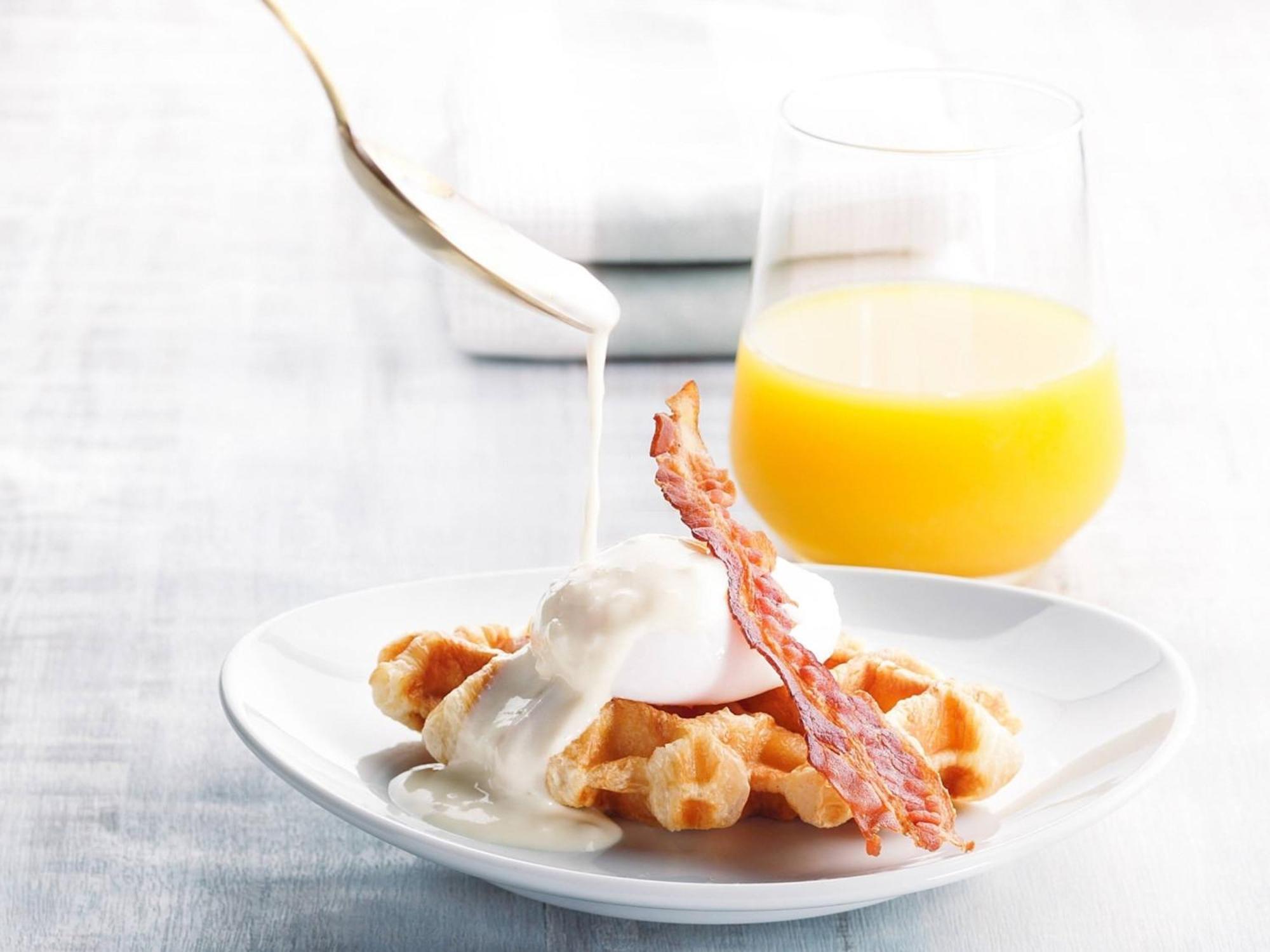 Oriental Hotel Okinawa Resort & Spa Nago Eksteriør bilde A breakfast of waffles, bacon and orange juice