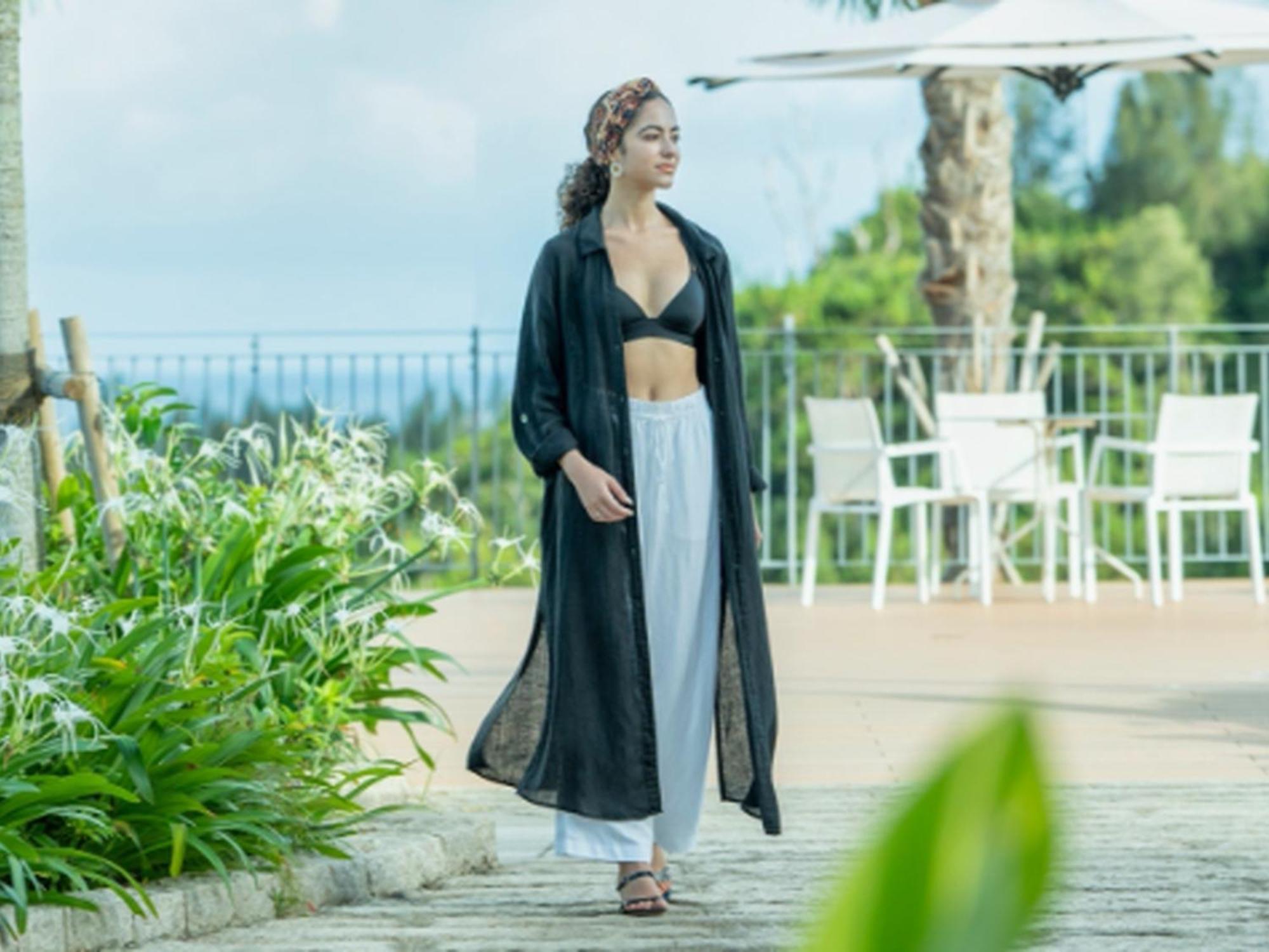 Oriental Hotel Okinawa Resort & Spa Nago Eksteriør bilde A woman wearing a kaftan