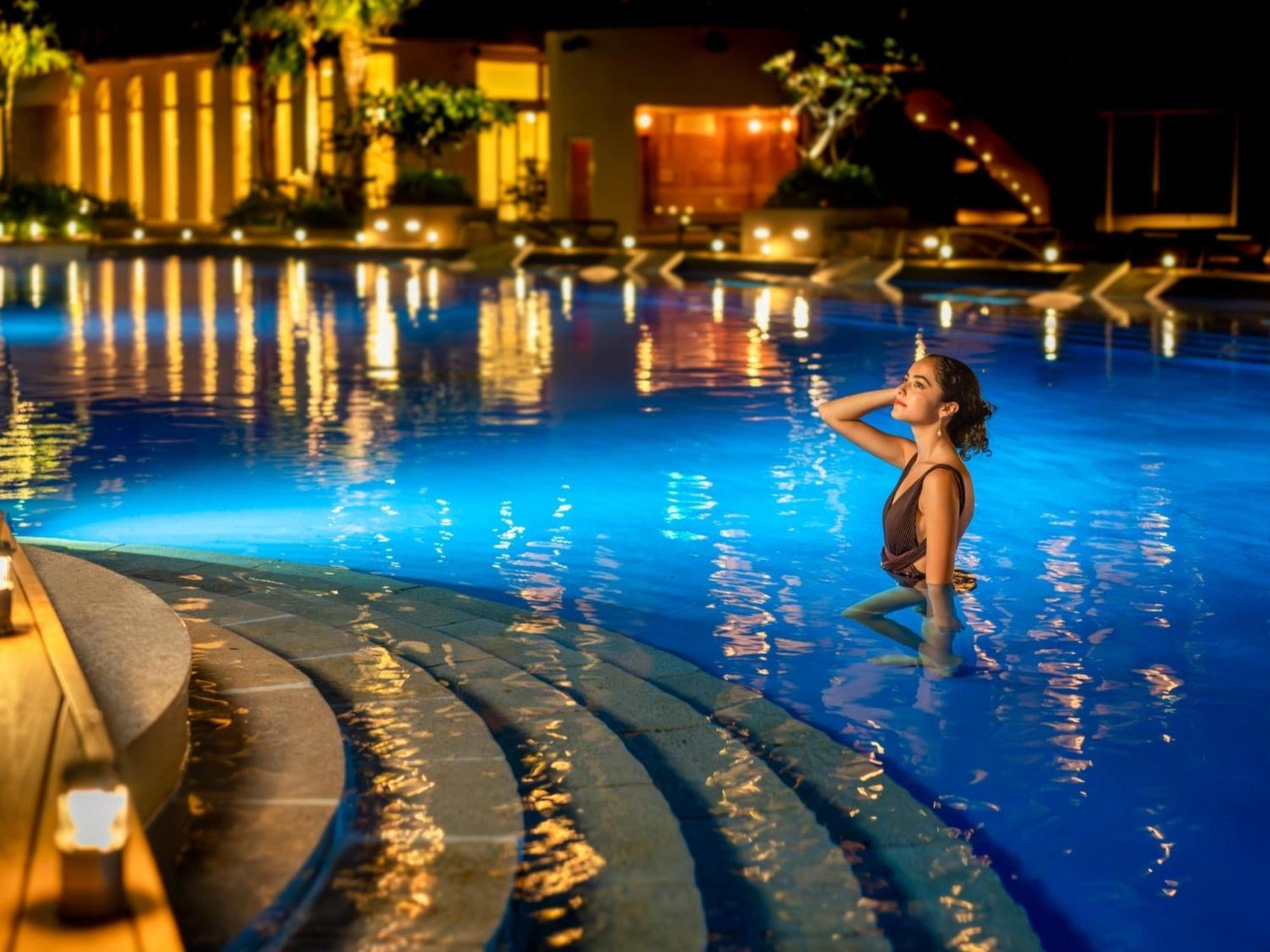 Oriental Hotel Okinawa Resort & Spa Nago Eksteriør bilde The pool at the resort