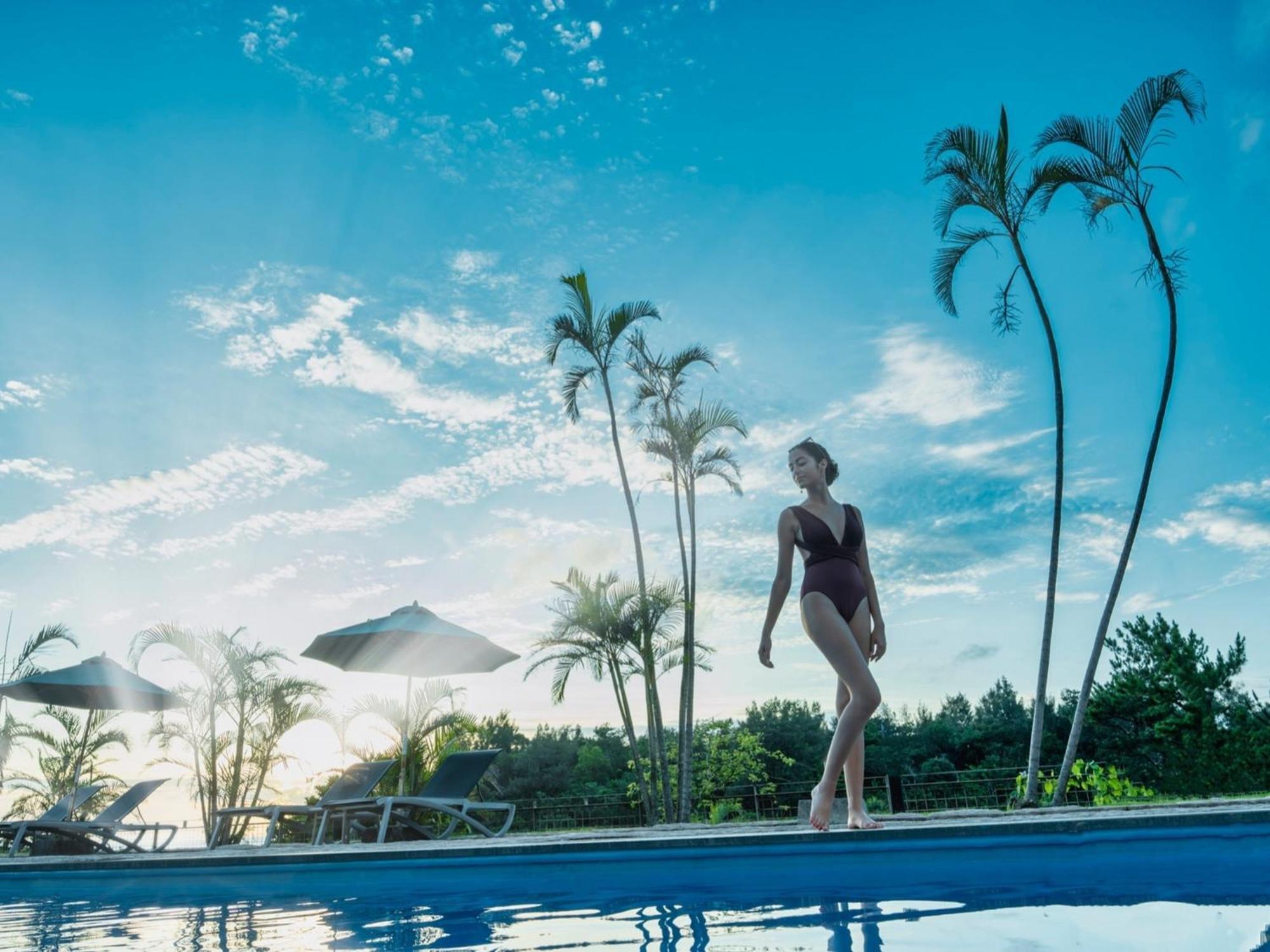 Oriental Hotel Okinawa Resort & Spa Nago Eksteriør bilde A woman in a swimsuit